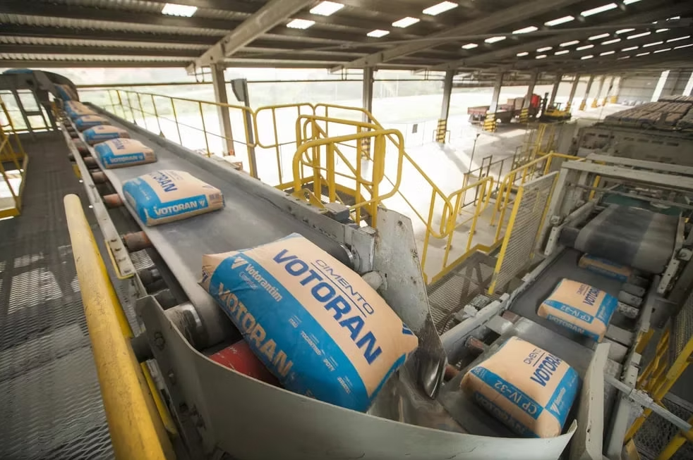 Sacos de cimento Votoran em esteira na fábrica